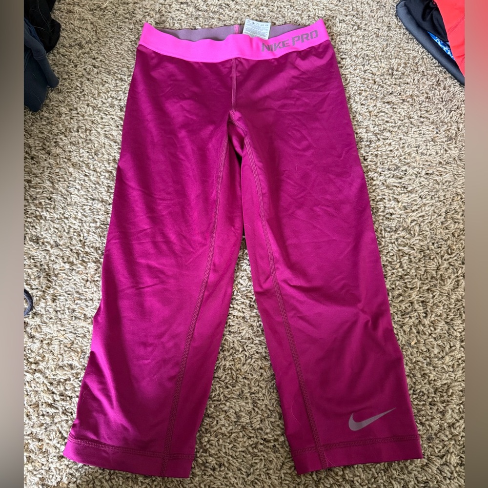 Nike Pro Fuchsia Capri Calf Leggings